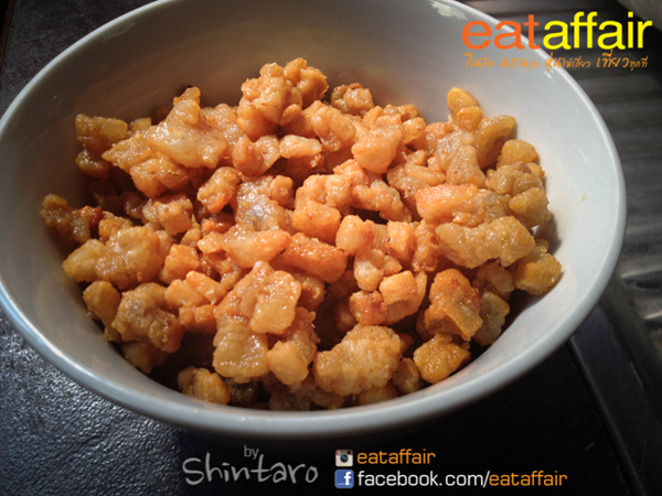 spicy-crackling-salad-with-salted-egg-recipe (10)