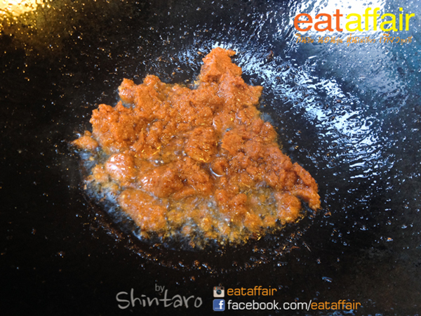 spicy-crackling-salad-with-salted-egg-recipe (14)