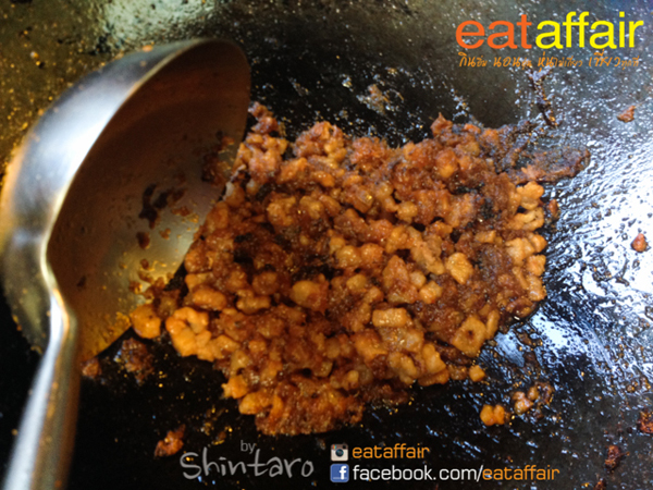 spicy-crackling-salad-with-salted-egg-recipe (20)