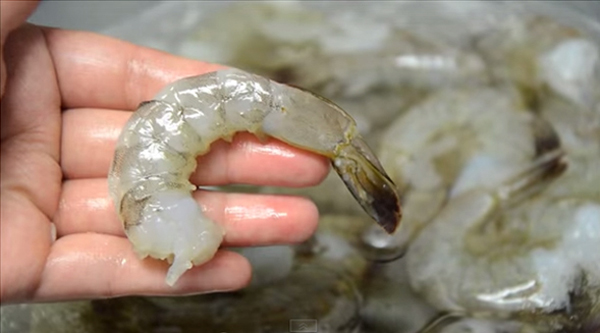 easiest way to peel shrimp (2)