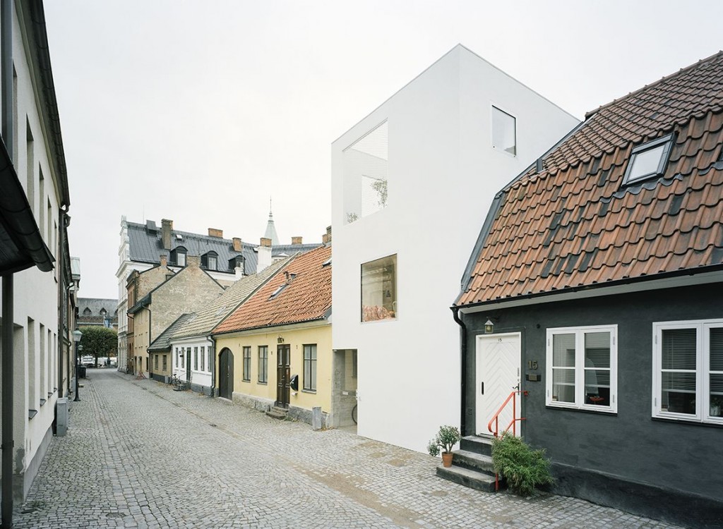 narrow three-level modern minimal house (7)