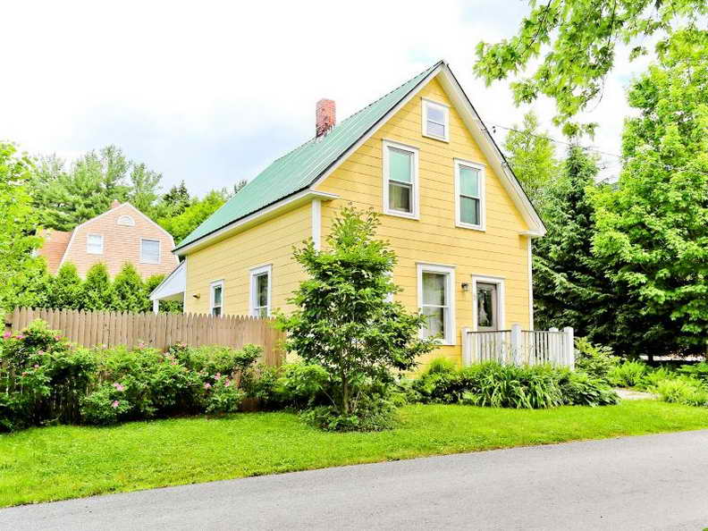 1000-sq-ft-2-storied-yellow-cozy-cottage (13)