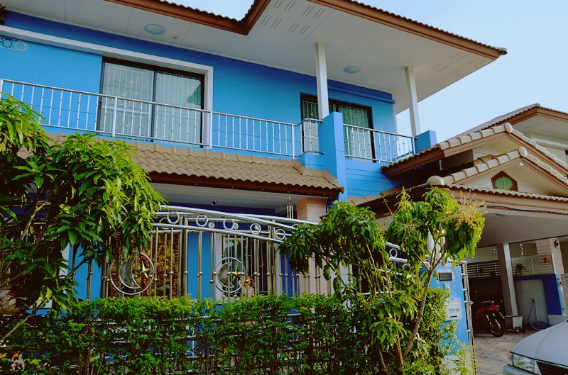blue two storey single 9 bedroom house (1)