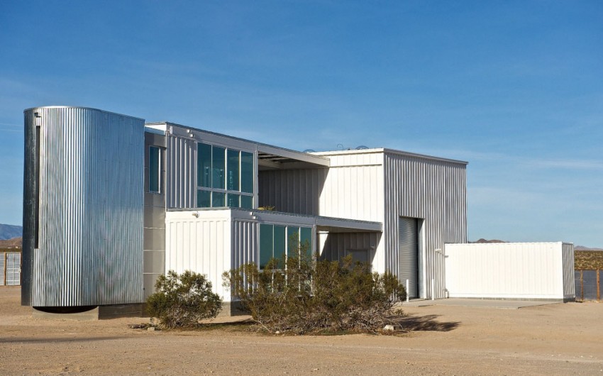 First-Shipping-Container-House-in-Mojave-Desert-01-850x530