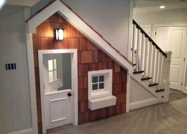 indoor-kids-playhouse-under-the-stairs