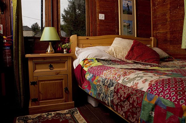 railholiday-olv-bedroom-via-smallhousebliss