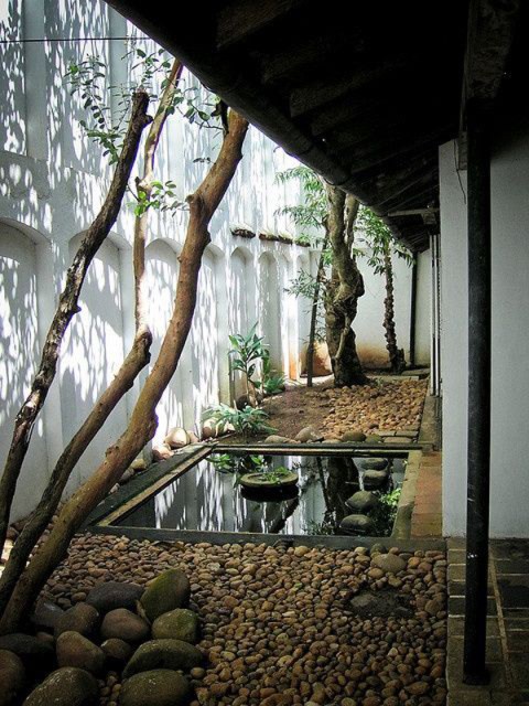 cozy-japanese-courtyard-with-small-ponds
