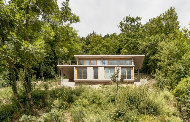 gian-salis-architekt-house-on-a-slope-wyhlen-germany-designboom-02