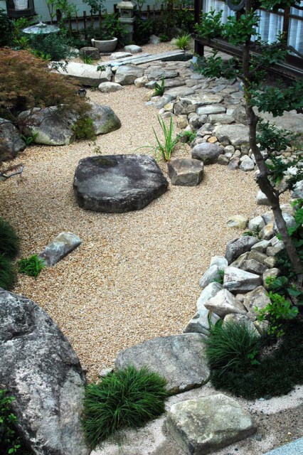japanese-courtyard-garden-with-stone-and-sand-elements