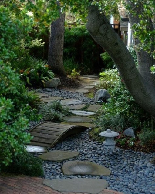 japanese-courtyard-with-small-bridge