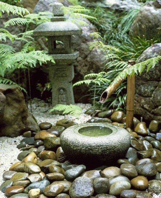 traditional-japanese-courtyard-with-water-fountain