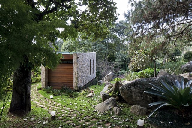 334-Square-Foot-Writer’s-Retreat-in-Brazil-Path-to-House