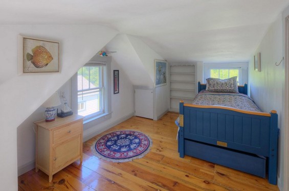 School-House-Turned-500-sq-ft-Tiny-Cottage-008-565x374