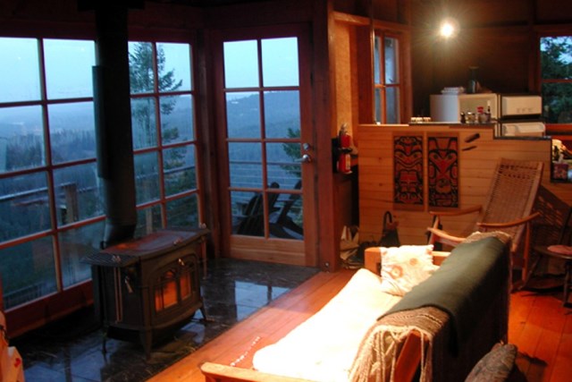 david-vandervort-san-juan-cabin-living-area1-via-smallhousebliss
