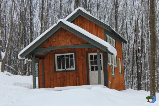 tiny_house_in_the_snow
