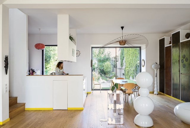 the-outer-limits-paris-prefab-home-living-area-vertigo-lamp-constance-guisset-gijs-bakker-strip-tablemetal-panels
