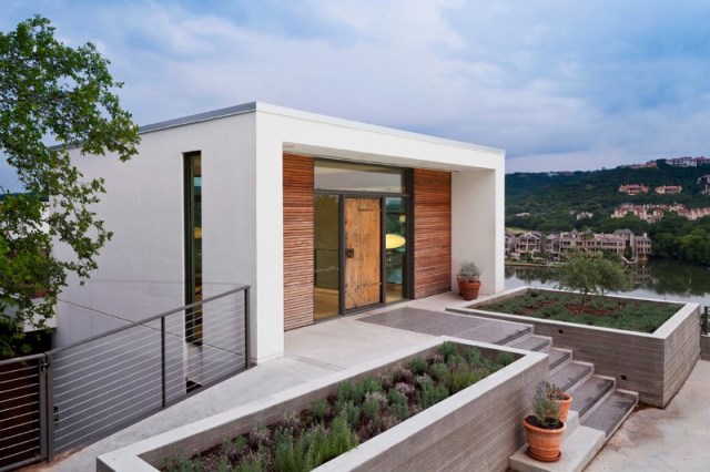 Cliff-Dwelling-a-residential-renovation-with-a-cliff-side-view-over-Lake-Austin-10