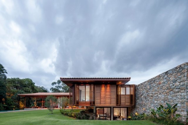 Modern-country-house-with-a-Brazilian-farm-look-1_renamed_28309
