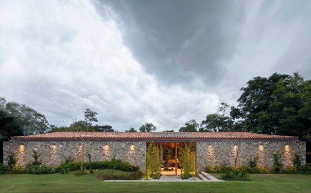Modern-country-house-with-a-Brazilian-farm-look-2_renamed_30695