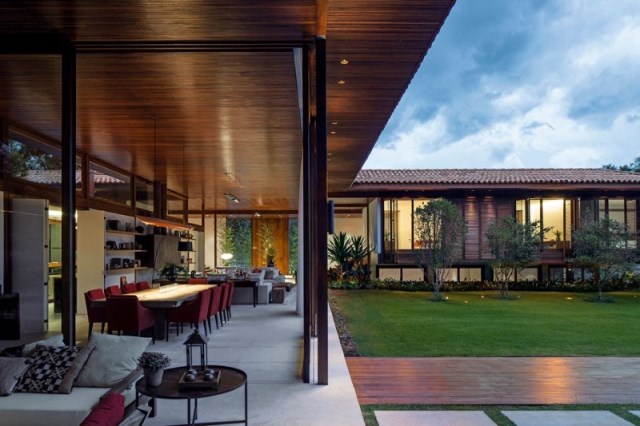 Modern-country-house-with-a-Brazilian-farm-look-5