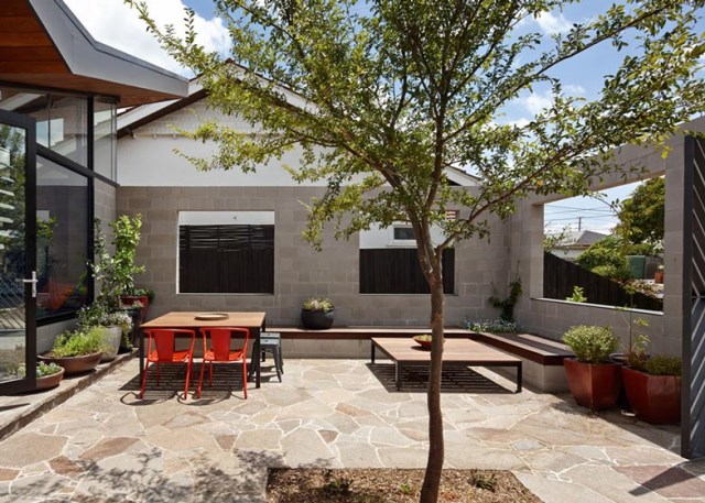 This-One-Story-House-Creates-an-Outdoor-Room-in-its-Front-Yard-11