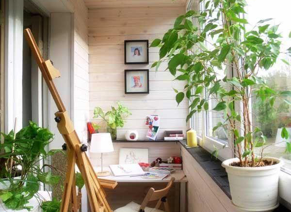 small-balcony-home-office-with-gardens