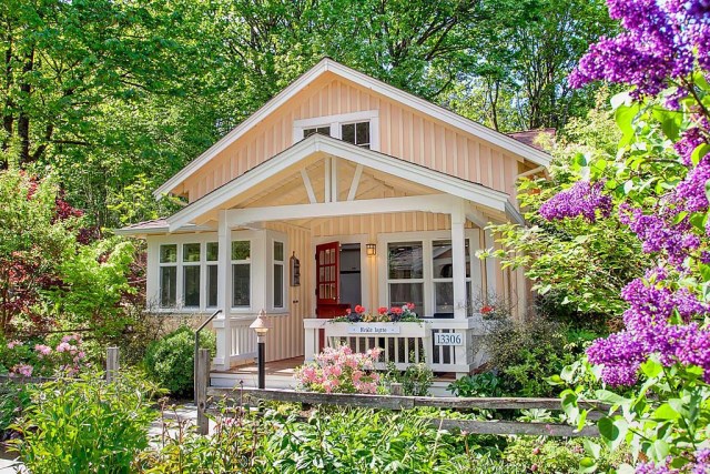 Cottage House sweet tone With veranda (1)
