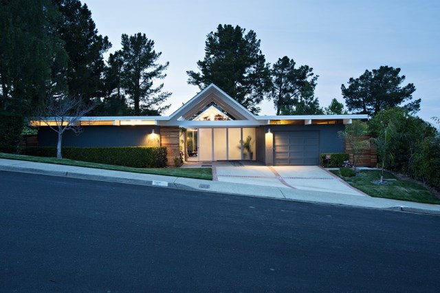 Eichler-house-modernized-by-Klopf-Architecture-www.homeworlddesign.-com-26-1024x682