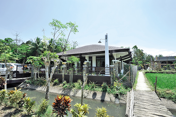 1 storey contemporary tropical house (12)