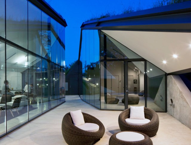 Glass House with swimming pool (5)