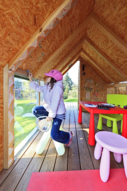 Tiny house playground in the garden (5)