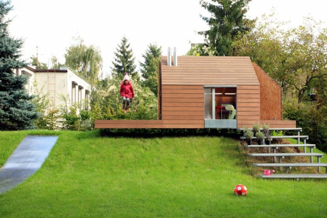 Tiny house playground in the garden (9)