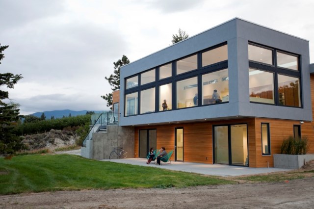 two-storey modern house Decorated with glass and steel (2)