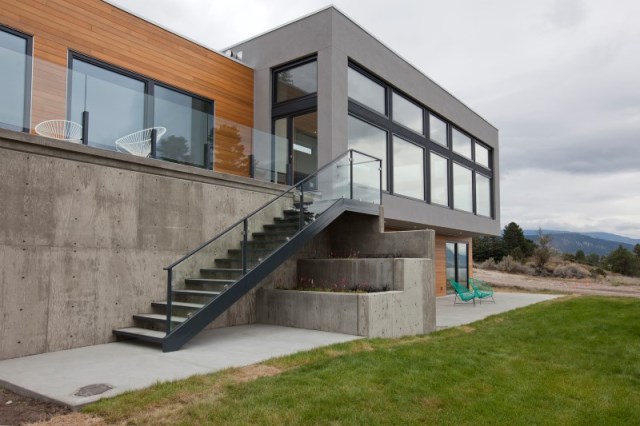two-storey modern house Decorated with glass and steel (6)