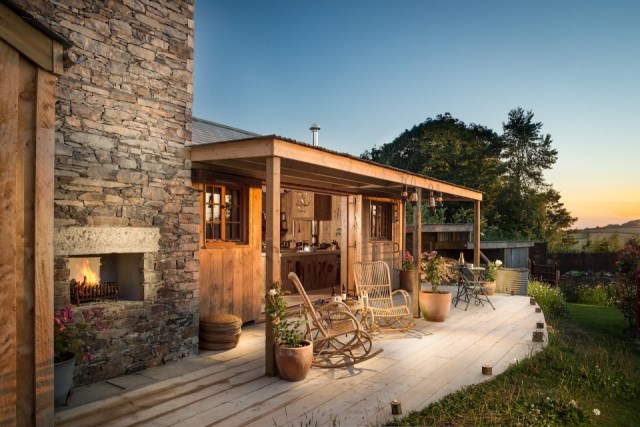 wooden Home Rustic mood With veranda and garden (4)