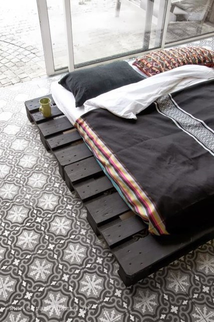 15-simple-diy-bed-frames-with-pallet-boards (1)