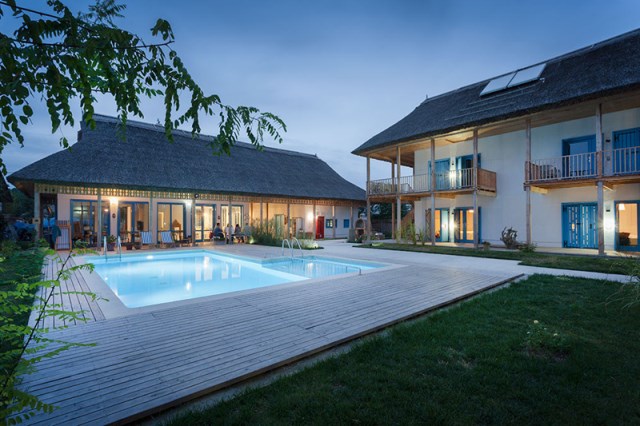 Contemporary villa house With swimming pool (1)