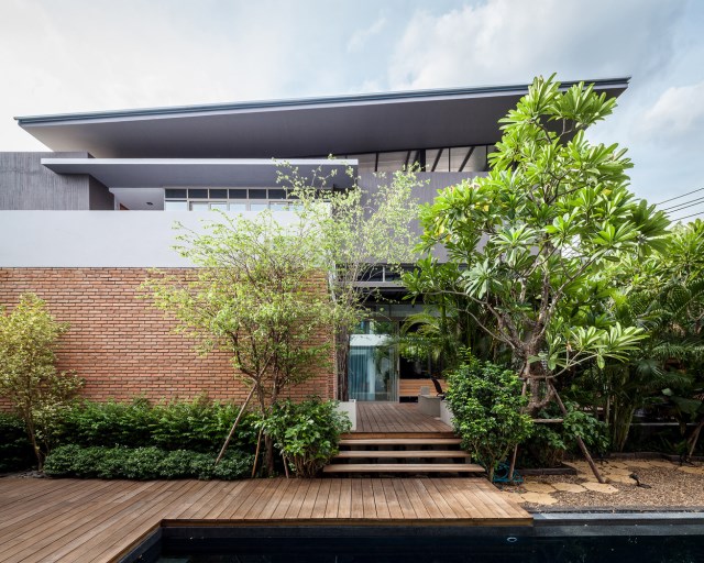 Modern large house Decorated with green space (14)