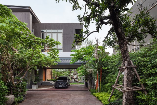 Modern large house Decorated with green space (16)
