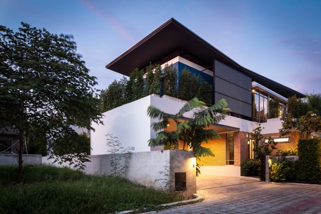 Modern large house Decorated with green space (2)