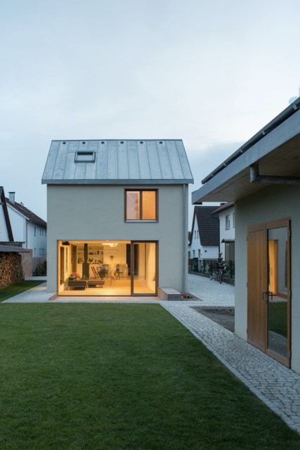 Two-storey house minimalist style (13)