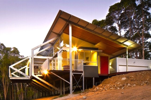 eco modern house on steel stilts (3)