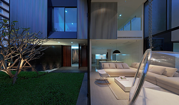 modern-family-house-with-maximize-the-green-space (9)