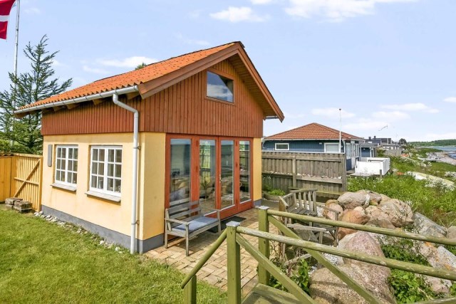 tiny-beachfront-cottage (12)
