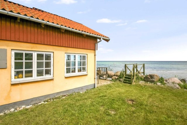 tiny-beachfront-cottage (13)