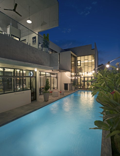 Modern villas with swimmimg pool Decoratedcement and wood (27)