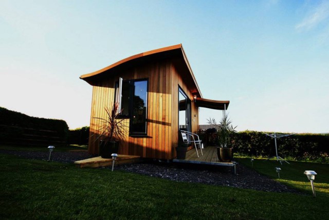 small cabins House style Decorated with wood and steel frame (7)