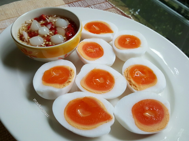 boiled-eggs-with-sweet-sour-hot-sauce (1)