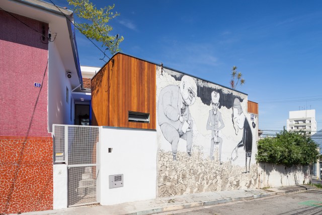 2-storey-modern-house-with-cement-and-paintings-wall-8