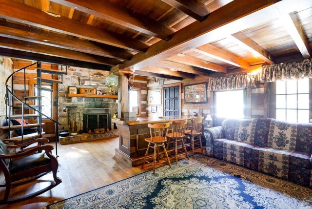 rustic-house-with-wood-furnishings-7